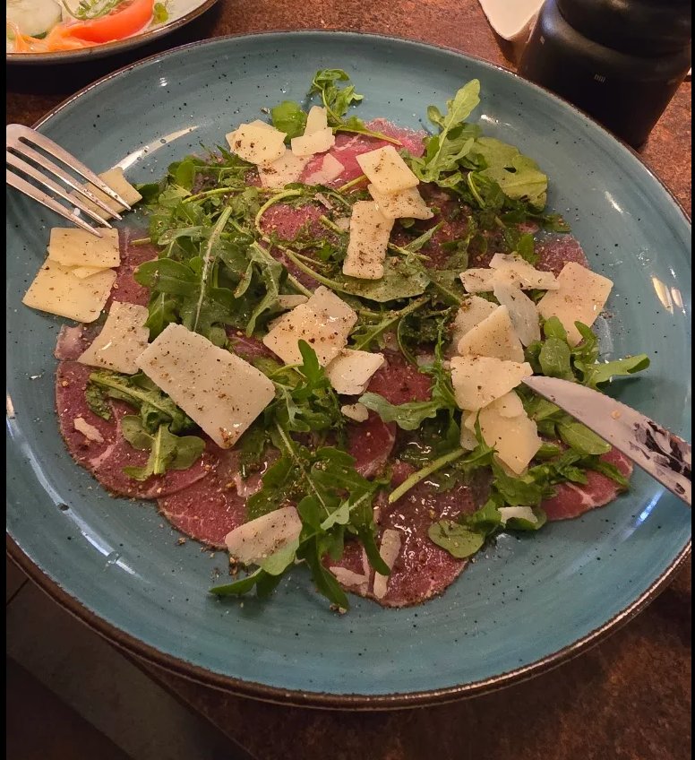 Rindercarpaccio mit Rucola und Parmesan