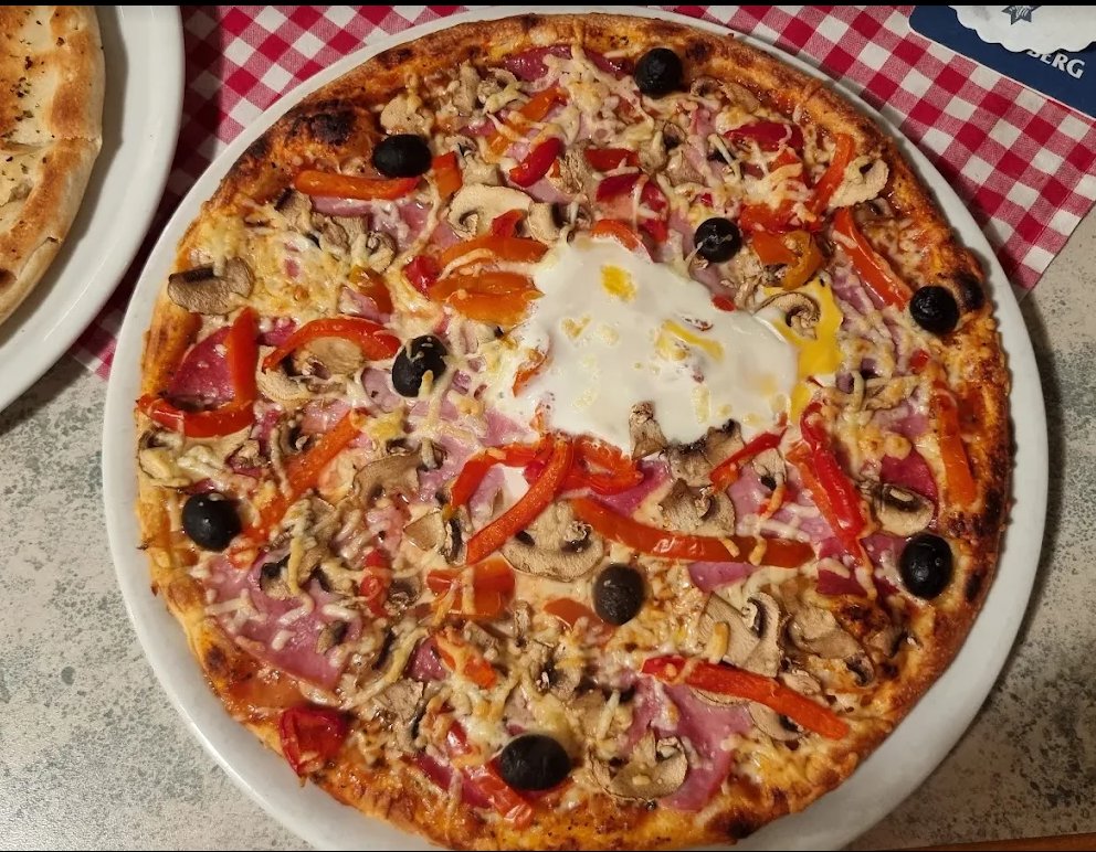 Pizza mit Ei, Salami und Oliven